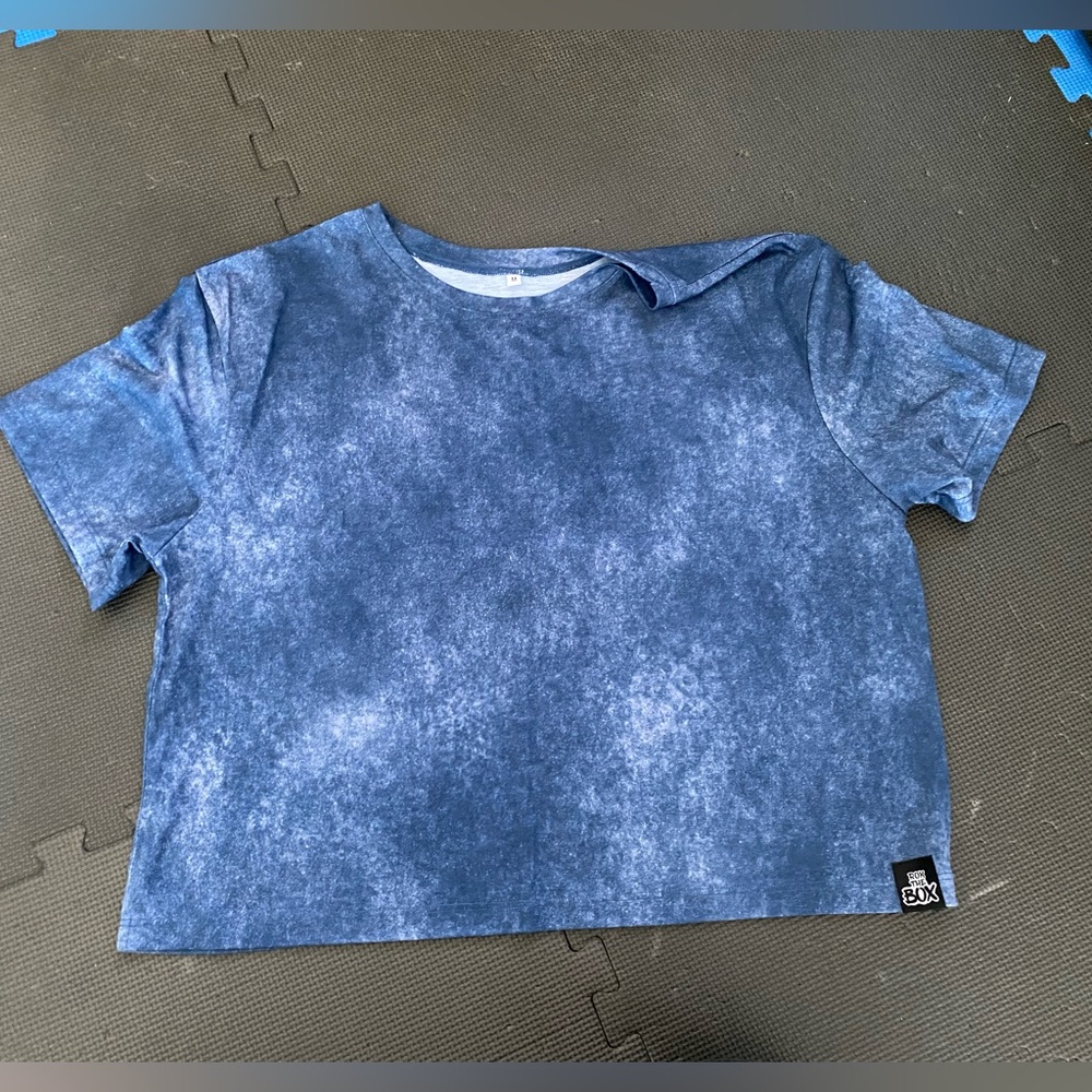 Rok the Box over sized crop tee, M